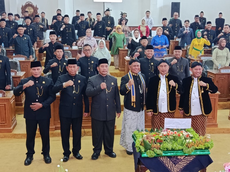 Segenap unsur DPRD Kabupaten Madiun foto bersama jajaran eksekutif usai paripurna istimewa Hari Jadi ke-457 Kabupaten Madiun, Jumat (18/7/2025) 