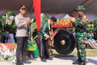 Bupati Madiun Hari Wuryanto memukul gong sebagai tanda TMMD ke-125 di Desa Ngranget, Kecamatan Dagangan, resmi dimulai. 