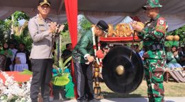 Bupati Madiun Hari Wuryanto memukul gong sebagai tanda TMMD ke-125 di Desa Ngranget, Kecamatan Dagangan, resmi dimulai. 