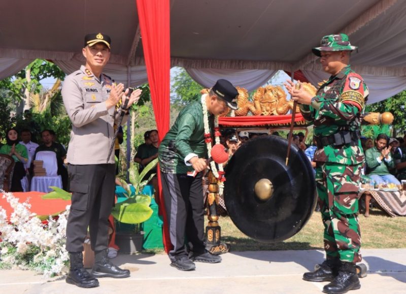 Bupati Madiun Hari Wuryanto memukul gong sebagai tanda TMMD ke-125 di Desa Ngranget, Kecamatan Dagangan, resmi dimulai. 