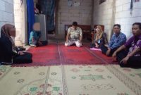 Pihak Dispendikbud Kabupaten Madiun bersama instansi terkait mendatangi rumah orang tua yang anaknya dicoret dari SMPN 2 Dagangan, Kamis (24/7/2025). Foto : istimewa