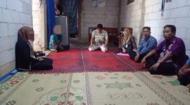 Pihak Dispendikbud Kabupaten Madiun bersama instansi terkait mendatangi rumah orang tua yang anaknya dicoret dari SMPN 2 Dagangan, Kamis (24/7/2025). Foto : istimewa