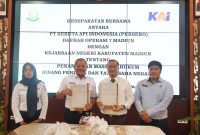 Penandatanganan Perjanjian Kerja Sama (PKS) oleh Vice President (VP) Daop 7 Madiun, Suharjono, dan Kepala Kejaksaan Negeri Kabupaten Madiun, Oktario Hartawan Achmad, Selasa (1/7/2025)