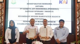Penandatanganan Perjanjian Kerja Sama (PKS) oleh Vice President (VP) Daop 7 Madiun, Suharjono, dan Kepala Kejaksaan Negeri Kabupaten Madiun, Oktario Hartawan Achmad, Selasa (1/7/2025)