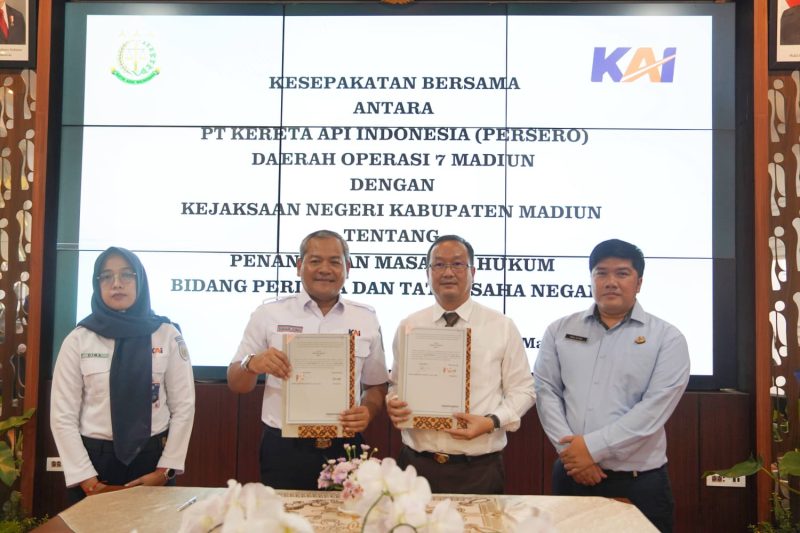 Penandatanganan Perjanjian Kerja Sama (PKS) oleh Vice President (VP) Daop 7 Madiun, Suharjono, dan Kepala Kejaksaan Negeri Kabupaten Madiun, Oktario Hartawan Achmad, Selasa (1/7/2025)