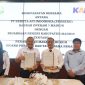 Penandatanganan Perjanjian Kerja Sama (PKS) oleh Vice President (VP) Daop 7 Madiun, Suharjono, dan Kepala Kejaksaan Negeri Kabupaten Madiun, Oktario Hartawan Achmad, Selasa (1/7/2025)