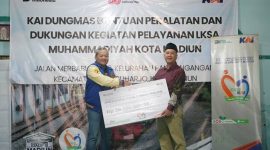 Vice President Daop 7 Madiun, Suharjono (kiri) menyerahkan bantuan dari PT KAI Daop 7 Madiun kepada LKSA Muhammadiyah Kota Madiun, Minggu (3/8/2025).