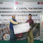 Vice President Daop 7 Madiun, Suharjono (kiri) menyerahkan bantuan dari PT KAI Daop 7 Madiun kepada LKSA Muhammadiyah Kota Madiun, Minggu (3/8/2025).