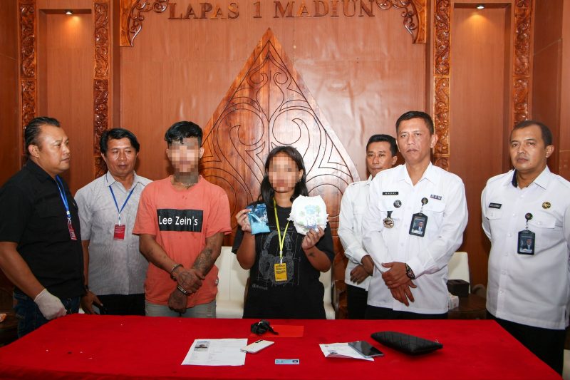 Petugas Lapas Kelas I Madiun gagalkan upaya penyelundupan sabu yang dimasukkan dalam popok bayi. Foto : istimewa