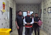 Kusno (61), Kepala Desa Sukosari, Kecamatan Dagangan, Kabupaten Madiun, ditetapkan sebagai tersangka kasus dugaan korupsi proyek pembangunan kolam renang. 