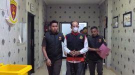 Kusno (61), Kepala Desa Sukosari, Kecamatan Dagangan, Kabupaten Madiun, ditetapkan sebagai tersangka kasus dugaan korupsi proyek pembangunan kolam renang. 