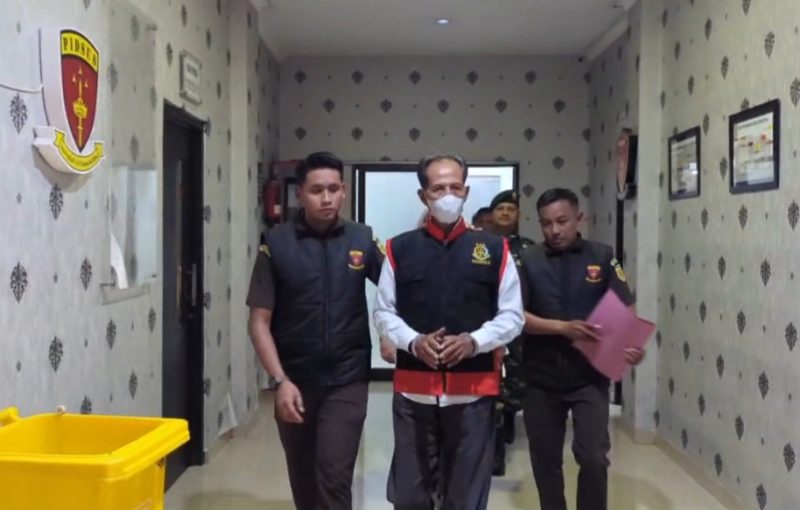 Kusno (61), Kepala Desa Sukosari, Kecamatan Dagangan, Kabupaten Madiun, ditetapkan sebagai tersangka kasus dugaan korupsi proyek pembangunan kolam renang. 