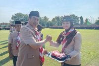 Bupati Madiun Hari Wuryanto secara simbolis memberikan penghargaan kepada insan Pramuka yang berjasa terhadap Gerakan Pramuka Kabupaten Madiun. 