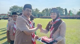 Bupati Madiun Hari Wuryanto secara simbolis memberikan penghargaan kepada insan Pramuka yang berjasa terhadap Gerakan Pramuka Kabupaten Madiun. 