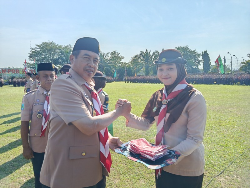 Bupati Madiun Hari Wuryanto secara simbolis memberikan penghargaan kepada insan Pramuka yang berjasa terhadap Gerakan Pramuka Kabupaten Madiun. 
