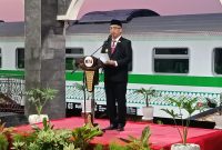 Bupati Madiun Hari Wuryanto memberikan sambutan sebelum memberangkatkan perjalanan perdana KA BIAS di stasiun Caruban, Minggu (17/8/2025). 