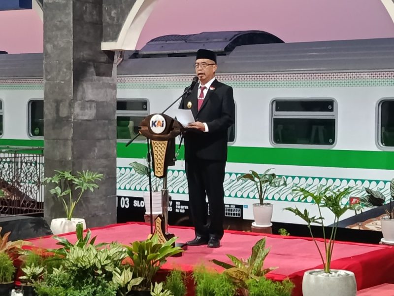 Bupati Madiun Hari Wuryanto memberikan sambutan sebelum memberangkatkan perjalanan perdana KA BIAS di stasiun Caruban, Minggu (17/8/2025). 
