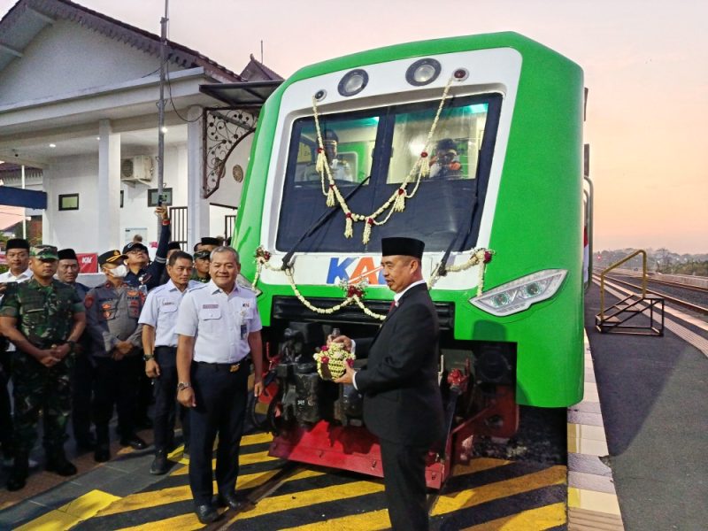 Perjalanan perdana KA BIAS diberangkatkan langsung oleh Bupati Madiun Hari Wuryanto bersama Vice President KAI Daop 7 Madiun, Suharjono, Minggu (17/8/2025). 