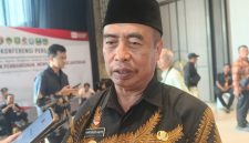 Bupati Madiun Hari Wuryanto memberikan keterangan kepada awak media perihal pembukaan pendaftaran pengisian kursi kepala dinas yang masih kosong, Jumat (22/8/2025). 