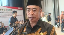 Bupati Madiun Hari Wuryanto memberikan keterangan kepada awak media perihal pembukaan pendaftaran pengisian kursi kepala dinas yang masih kosong, Jumat (22/8/2025). 