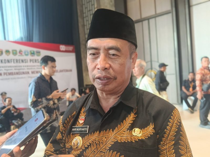 Bupati Madiun Hari Wuryanto memberikan keterangan kepada awak media perihal pembukaan pendaftaran pengisian kursi kepala dinas yang masih kosong, Jumat (22/8/2025). 