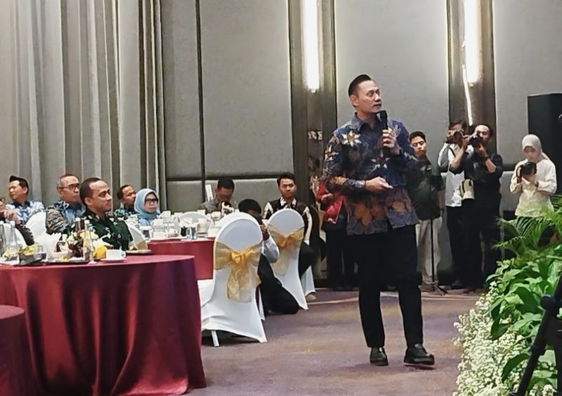 Menko IPK, Agus Harimurti Yudhoyono (AHY) saat pemaparan arah pembangunan nasional di acara Sarasehan Pawitandirogo, Jumat (22/8/2025) di Kota Madiun. 