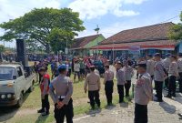 Aparat Polres Madiun menjaga ketat aksi unjuk rasa di Desa Dempelan, Kecamatan/Kabupaten Madiun, Kamis (28/8/2025). 