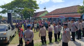 Aparat Polres Madiun menjaga ketat aksi unjuk rasa di Desa Dempelan, Kecamatan/Kabupaten Madiun, Kamis (28/8/2025). 
