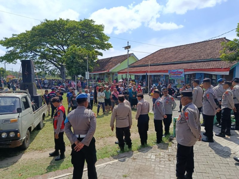 Aparat Polres Madiun menjaga ketat aksi unjuk rasa di Desa Dempelan, Kecamatan/Kabupaten Madiun, Kamis (28/8/2025). 