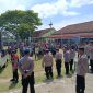 Aparat Polres Madiun menjaga ketat aksi unjuk rasa di Desa Dempelan, Kecamatan/Kabupaten Madiun, Kamis (28/8/2025). 