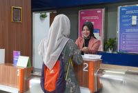 Petugas KAI melayani calon penumpang di stasiun Madiun, Senin (1/9/2025).