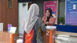 Petugas KAI melayani calon penumpang di stasiun Madiun, Senin (1/9/2025). 