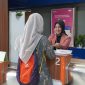 Petugas KAI melayani calon penumpang di stasiun Madiun, Senin (1/9/2025). 