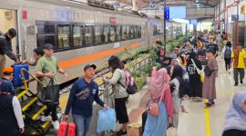 Suasana stasiun Madiun jelang libur Maulid Nabi, Kamis (4/9/2025). 