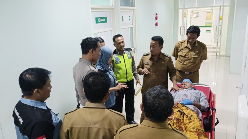 Wakil Bupati Madiun, dr. Purnomo Hadi memastikan korban kecelakaan Elf di Madiun mendapatkan perawatan di fasilitas medis. 