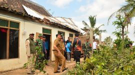Bupati Madiun Hari Wuryanto meninjau langsung lokasi bencana puting beliung yang melanda Kecamatan Dagangan, Senin (22/9/2025). 