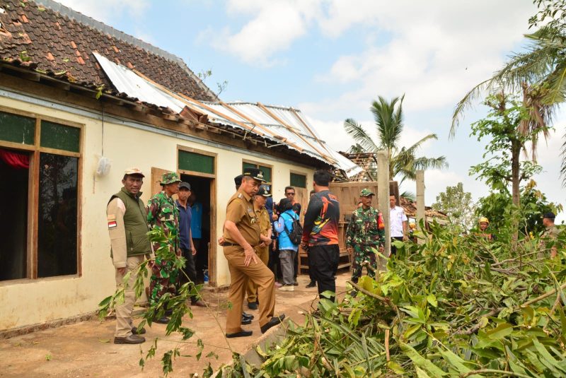 Bupati Madiun Hari Wuryanto meninjau langsung lokasi bencana puting beliung yang melanda Kecamatan Dagangan, Senin (22/9/2025). 