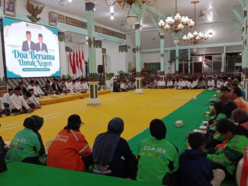 Pemkab Madiun menggelar doa bersama untuk negeri di Pendopo Muda Graha, Senin (1/9/2025) malam.