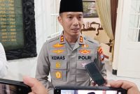 Kapolres Madiun AKBP Kemas Indra Natanegara diwawancarai sejumlah awak media usai mengikuti Doa Bersama Untuk Negeri di pendopo Muda Graha, Senin (1/9/2025) malam. 