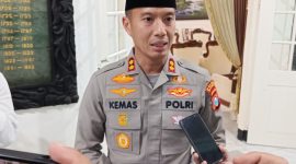 Kapolres Madiun AKBP Kemas Indra Natanegara diwawancarai sejumlah awak media usai mengikuti Doa Bersama Untuk Negeri di pendopo Muda Graha, Senin (1/9/2025) malam. 