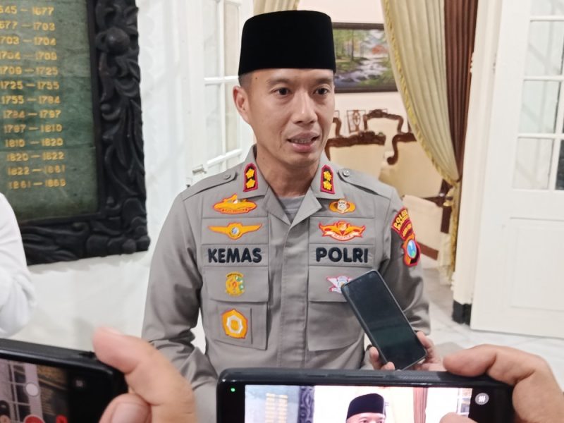 Kapolres Madiun AKBP Kemas Indra Natanegara diwawancarai sejumlah awak media usai mengikuti Doa Bersama Untuk Negeri di pendopo Muda Graha, Senin (1/9/2025) malam. 
