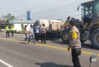 Elf bernopol AE 7601 FB yang membawa 27 penumpang terguling di Madiun, Selasa (16/9/2025). 