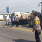 Elf bernopol AE 7601 FB yang membawa 27 penumpang terguling di Madiun, Selasa (16/9/2025). 