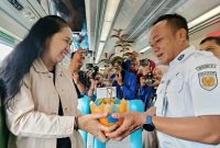 Kepala Stasiun Madiun membagikan pohon kepada penumpang KA saat peringatan Hari Ozon, Kamis (17/9/2025). 