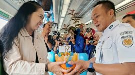 Kepala Stasiun Madiun membagikan pohon kepada penumpang KA saat peringatan Hari Ozon, Kamis (17/9/2025). 