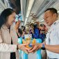 Kepala Stasiun Madiun membagikan pohon kepada penumpang KA saat peringatan Hari Ozon, Kamis (17/9/2025). 