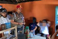 Kepala Bidang Penegakan Peraturan Daerah Satpol PP Kabupaten Madiun, Danny Yudi Satriawan (pakai topi) memimpin razia miras dan PSK di sejumlah lokasi, Senin (22/9/2025) 