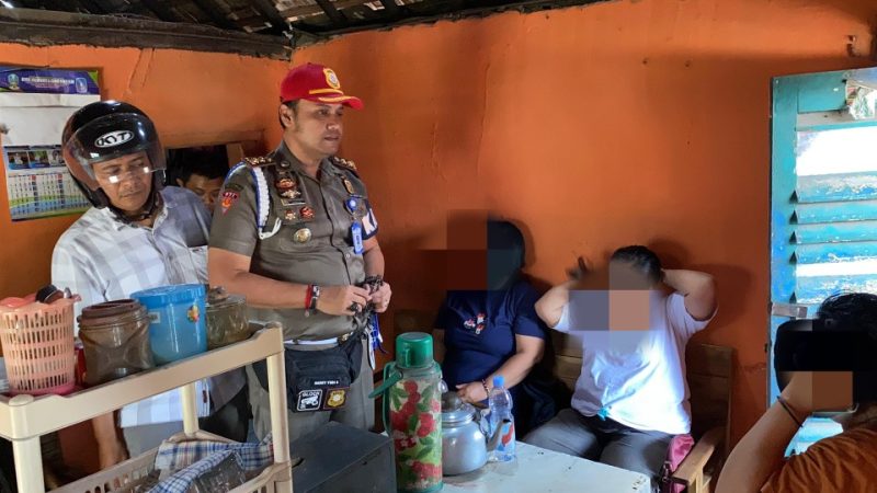 Kepala Bidang Penegakan Peraturan Daerah Satpol PP Kabupaten Madiun, Danny Yudi Satriawan (pakai topi) memimpin razia miras dan PSK di sejumlah lokasi, Senin (22/9/2025) 
