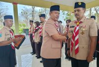 Wakil Bupati Madiun, dr. Purnomo Hadi, menyematkan pin kepada Ketua Kwarran Wungu 2025-2028 dan seluruh jajarannya. 