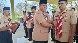 Wakil Bupati Madiun, dr. Purnomo Hadi, menyematkan pin kepada Ketua Kwarran Wungu 2025-2028 dan seluruh jajarannya. 